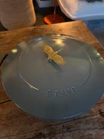 Staub Marmite Eucalyptus 26cm Gietijzeren Pan, Huis en Inrichting, Keuken | Potten en Pannen, Kookpan of Snelkookpan, Nieuw, Ophalen of Verzenden