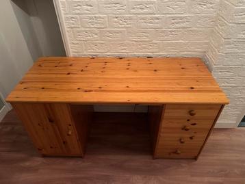Houten Bureau beschikbaar voor biedingen
