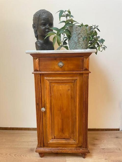 Antiek kastje/nachtkastje met marmer blad kast, Huis en Inrichting, Slaapkamer | Nachtkastjes, Gebruikt, 70 cm of meer, Minder dan 45 cm