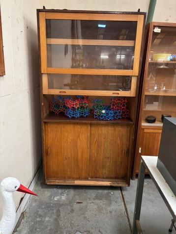 Vintage vitrinekast  beschikbaar voor biedingen