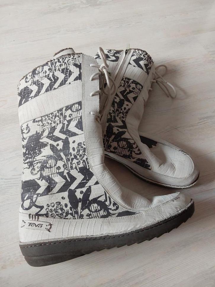 Teva winterlaarzen met print, maat 42, Kleding | Dames, Schoenen, Gedragen, Hoge laarzen, Wit, Ophalen of Verzenden