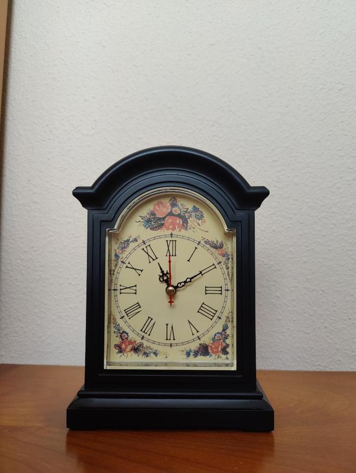 Mooie nostalgisch staand tafelklokje, Huis en Inrichting, Woonaccessoires | Klokken, Nieuw, Staande klok, Analoog, Verzenden