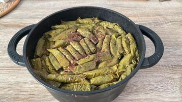 Gevulde wijnbladeren (sarma) met rund beschikbaar voor biedingen