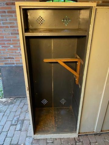 Goede metalen ruime zadelkast/ stalkast beschikbaar voor biedingen