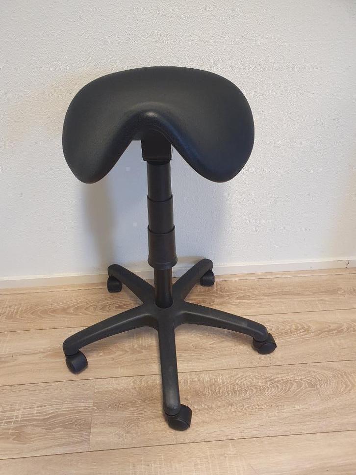 Zadelkruk zwart verstelbaar, Huis en Inrichting, Krukjes, Nieuw, Kunststof, Ophalen of Verzenden