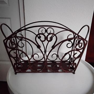 Vintage smeedijzeren lectuurbak/ krantenbak  beschikbaar voor biedingen