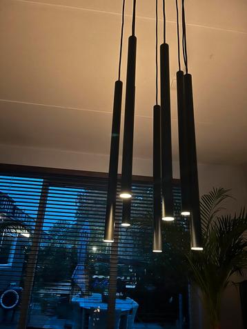 Mooie buizen lamp voor boven salontafel. Zwart.