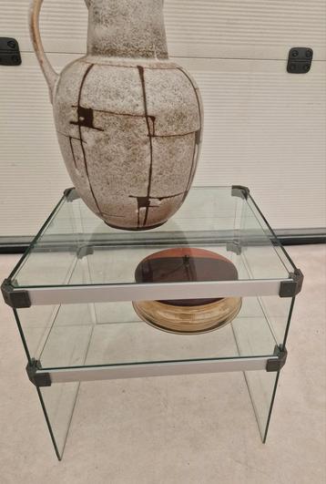 Vintage glazen tafeltje met glazen onderplaatje, 40cm beschikbaar voor biedingen
