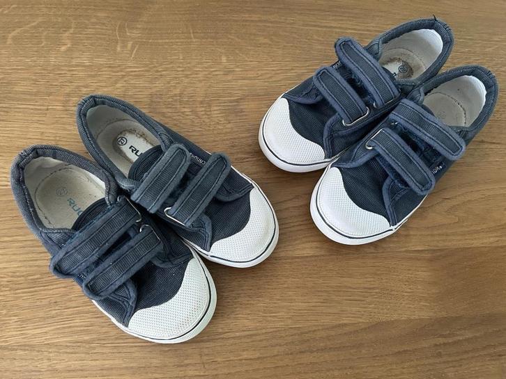 2 paar gymschoentjes, mt. 27 en 28, €3 per paar., Kinderen en Baby's, Kinderkleding | Schoenen en Sokken, Zo goed als nieuw, Schoenen