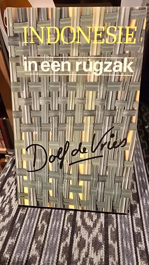 Indonesië in een rugzak - Dolf de Vries, Boeken, Reisgidsen, Gelezen, Reisgids of -boek, Azië, Overige merken, Ophalen of Verzenden