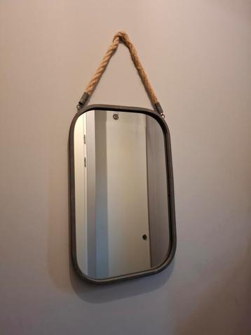 Mooie Spiegel met Touw beschikbaar voor biedingen