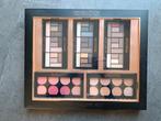 Revolution cadeauverpakking
-3x oogschaduw
-Blush palette, Sieraden, Tassen en Uiterlijk, Uiterlijk | Cosmetica en Make-up, Ophalen of Verzenden