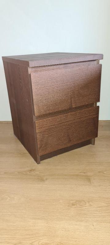 Houten nachtkastje 2x beschikbaar voor biedingen