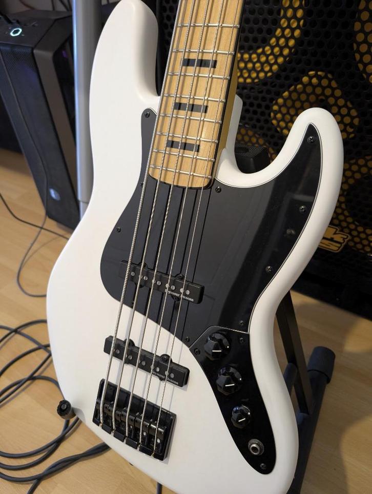 Squier Jazz 5 string met upgrades, Muziek en Instrumenten, Snaarinstrumenten | Gitaren | Bas, Zo goed als nieuw, Elektrisch, 5-snarig