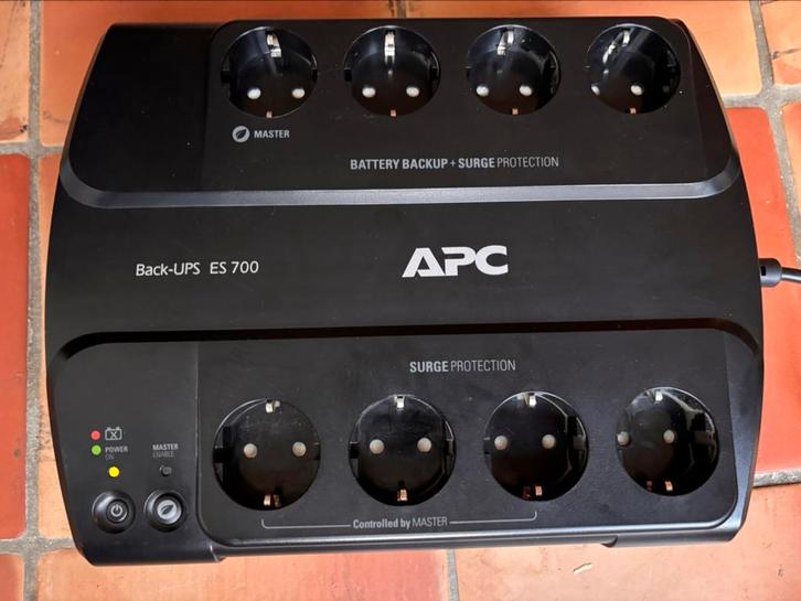 APC Back-UPS ES 8 Outlet 700VA 230V noodstroom (2 stuks), Computers en Software, Noodvoedingen (UPS), Gebruikt, Ophalen of Verzenden