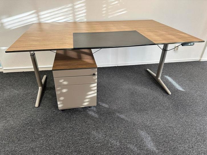 Ahrend Elektrisch Bureau 180x113 - In Hoogte Verstelbaar, Huis en Inrichting, Bureaus, Gebruikt, Bureau, Elektrisch, Ophalen