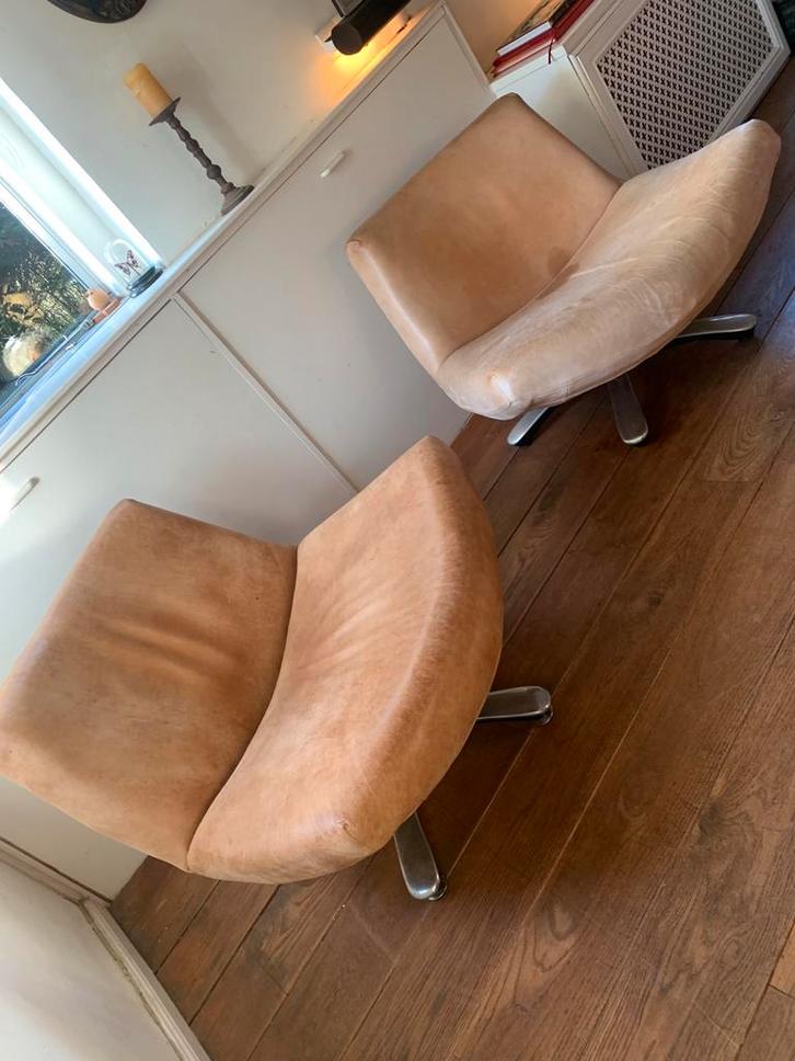 Twee draaifauteuils Coco Dyyk Kenia cognac, Huis en Inrichting, Fauteuils, Gebruikt, Leer, Metaal, 50 tot 75 cm, 75 tot 100 cm