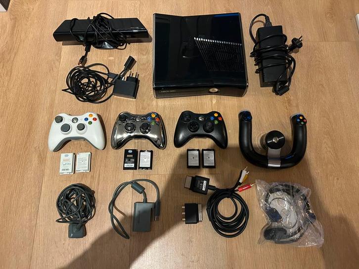 Xbox 360 Slim + 3 controllers, Kinect, racestuur en 70 Games, Spelcomputers en Games, Spelcomputers | Overige Accessoires, Gebruikt