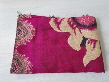 Sjaal/Halsdoek paars met bloemen beschikbaar voor biedingen