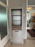 Boekenkast taupe met rieten mand 190 cm hoog, Huis en Inrichting, Kasten | Boekenkasten, Ophalen, Landelijk klassiek, 50 tot 100 cm