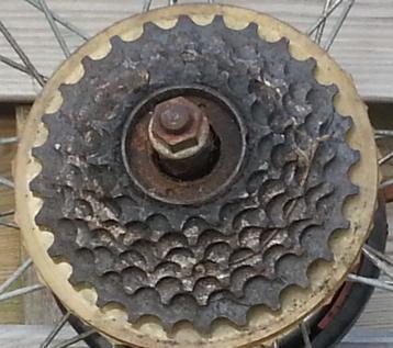 De achternaaf met freewheel en rest van spaken 100% keurig beschikbaar voor biedingen