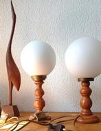 2 vintage tafellampjes  met een mat wit glazen bol, Gebruikt, Metaal, Ophalen of Verzenden, Minder dan 50 cm