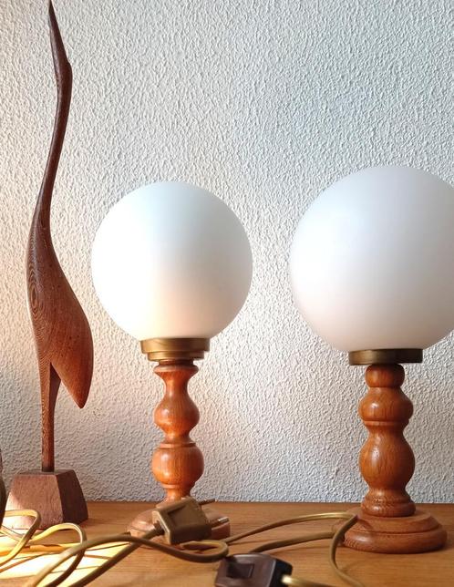 2 vintage tafellampjes  met een mat wit glazen bol, Huis en Inrichting, Lampen | Tafellampen, Gebruikt, Minder dan 50 cm, Glas