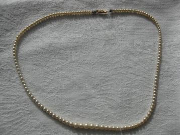 Collier van pareltjes aan een 14 krt. gouden slotje. beschikbaar voor biedingen
