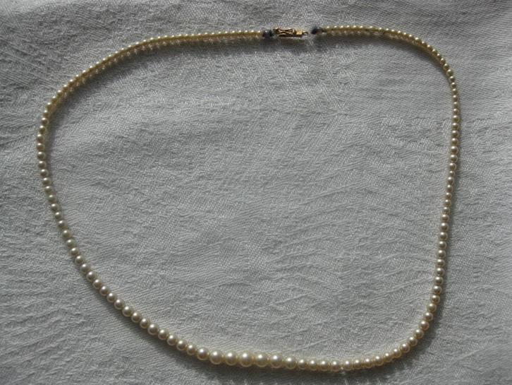 Collier van pareltjes aan een 14 krt. gouden slotje., Sieraden, Tassen en Uiterlijk, Antieke sieraden, Ketting, Overige materialen