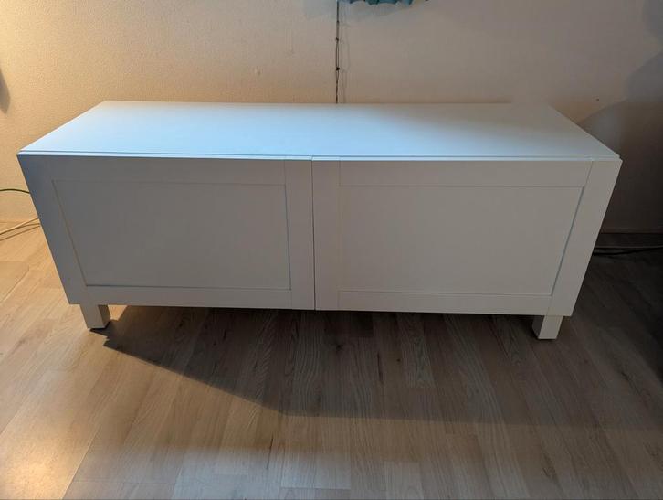 Wit Ikea Bestå TV-meubel met Hanviken deuren, Huis en Inrichting, Kasten | Dressoirs, Gebruikt, 100 tot 150 cm, 25 tot 50 cm, Met deur(en)