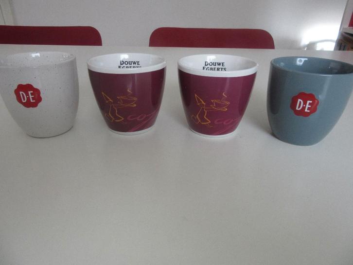 D.E. DE Douwe Egberts - 4x mok beker kop zegel nieuwstaat, Huis en Inrichting, Keuken | Servies, Zo goed als nieuw, Kop(pen) en/of Schotel(s)