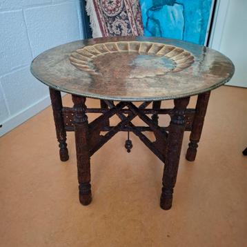 Prachtige bijzet tafel beschikbaar voor biedingen