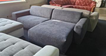 Nieuwe trendy hoekbank grijs met passende hocker / poef beschikbaar voor biedingen