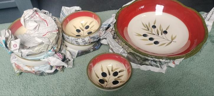 Prachtige schalen en kommetjes met olijven, nooit gebruikt, Huis en Inrichting, Keuken | Servies, Zo goed als nieuw, Kom(men)