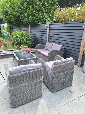 Tuinset bank tafel 2 stoelen beschikbaar voor biedingen