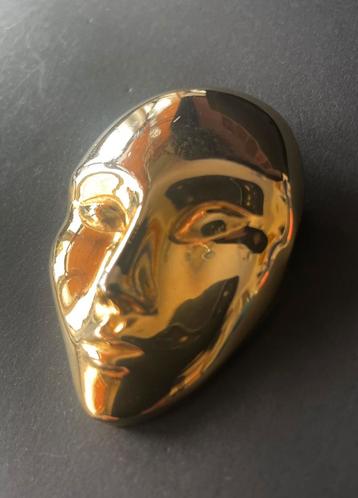 Broche gezicht beschikbaar voor biedingen