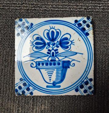 Oude Wandtegel met Bloemmotief beschikbaar voor biedingen