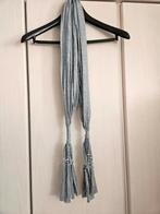 Grijze  sjaal met accessoires, Kleding | Dames, Mutsen, Sjaals en Handschoenen, Ophalen of Verzenden, Zo goed als nieuw, Sjaal