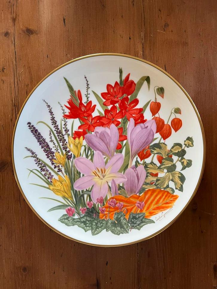 Franklin Mint Wedgwood Sierborden - Flowers of the Year 1977, Verzamelen, Porselein, Kristal en Bestek, Zo goed als nieuw, Bord of Schaal