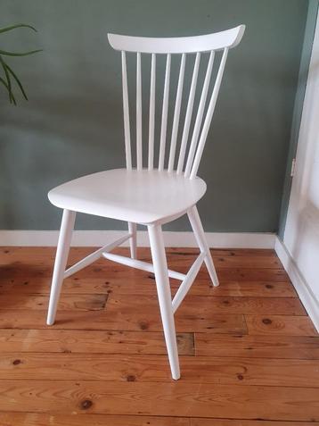 Vintage Spijlen Stoel / Wit Scandinavisch. beschikbaar voor biedingen