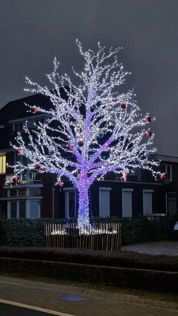 Grote kerstboom eyecatcher beschikbaar voor biedingen