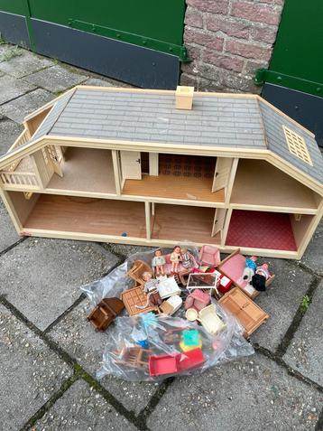 Lundby Poppenhuis met Meubels en Poppen beschikbaar voor biedingen