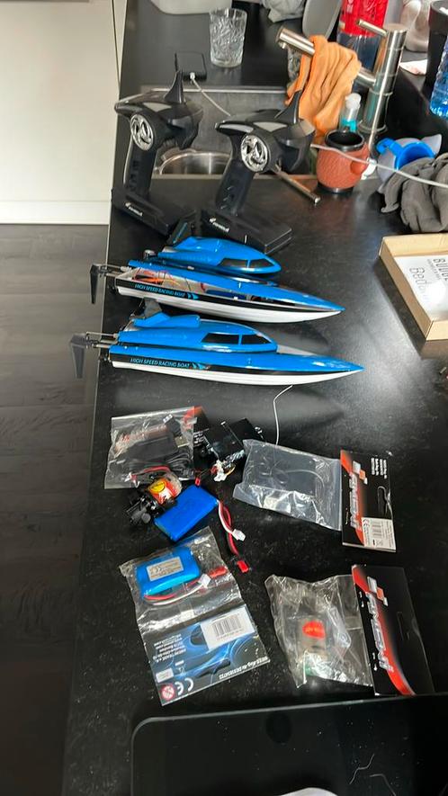 Radiografisch bootjes 2x blue barracuda, Hobby en Vrije tijd, Modelbouw | Radiografisch | Overige, Zo goed als nieuw, Ophalen