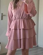 Boutiekje roze jurkje met lagen en v hals en wijde mouwen, Kleding | Dames, Jurken, Maat 38/40 (M), Boutiek, Ophalen of Verzenden