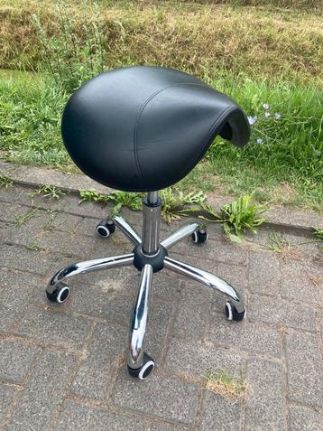Gebruikt laag zadelkrukje zwart 45 / 60 cm zwart beschikbaar voor biedingen