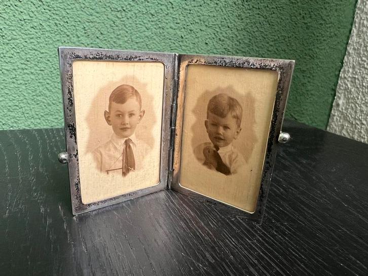 Antiek zilveren fotolijstje voor op reis met 2 kinderen, Antiek en Kunst, Antiek | Goud en Zilver, Zilver, Ophalen of Verzenden