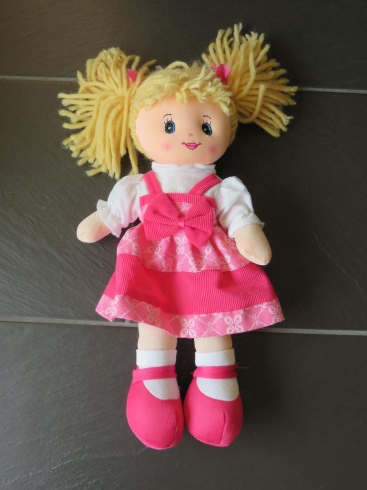 Mooie stoffen pop, ca 40cm groot. Mooi zacht materiaal., Kinderen en Baby's, Speelgoed | Poppen, Zo goed als nieuw, Babypop, Ophalen of Verzenden