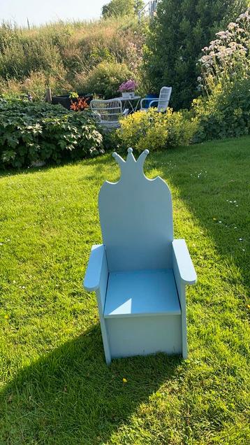 Kinderstoel 28 zithoogte 42 cm breed beschikbaar voor biedingen