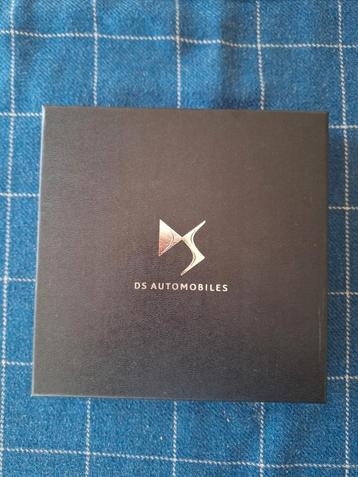 ds automobiles etui autopapieren carte gris met sleutelhange beschikbaar voor biedingen