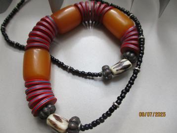 ketting met Amber of kunststof kralen, 50cm. beschikbaar voor biedingen